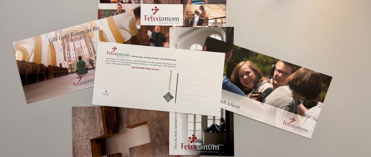 Postkarten des Felixianum mit einem QR-Code liegen auf einem Tisch