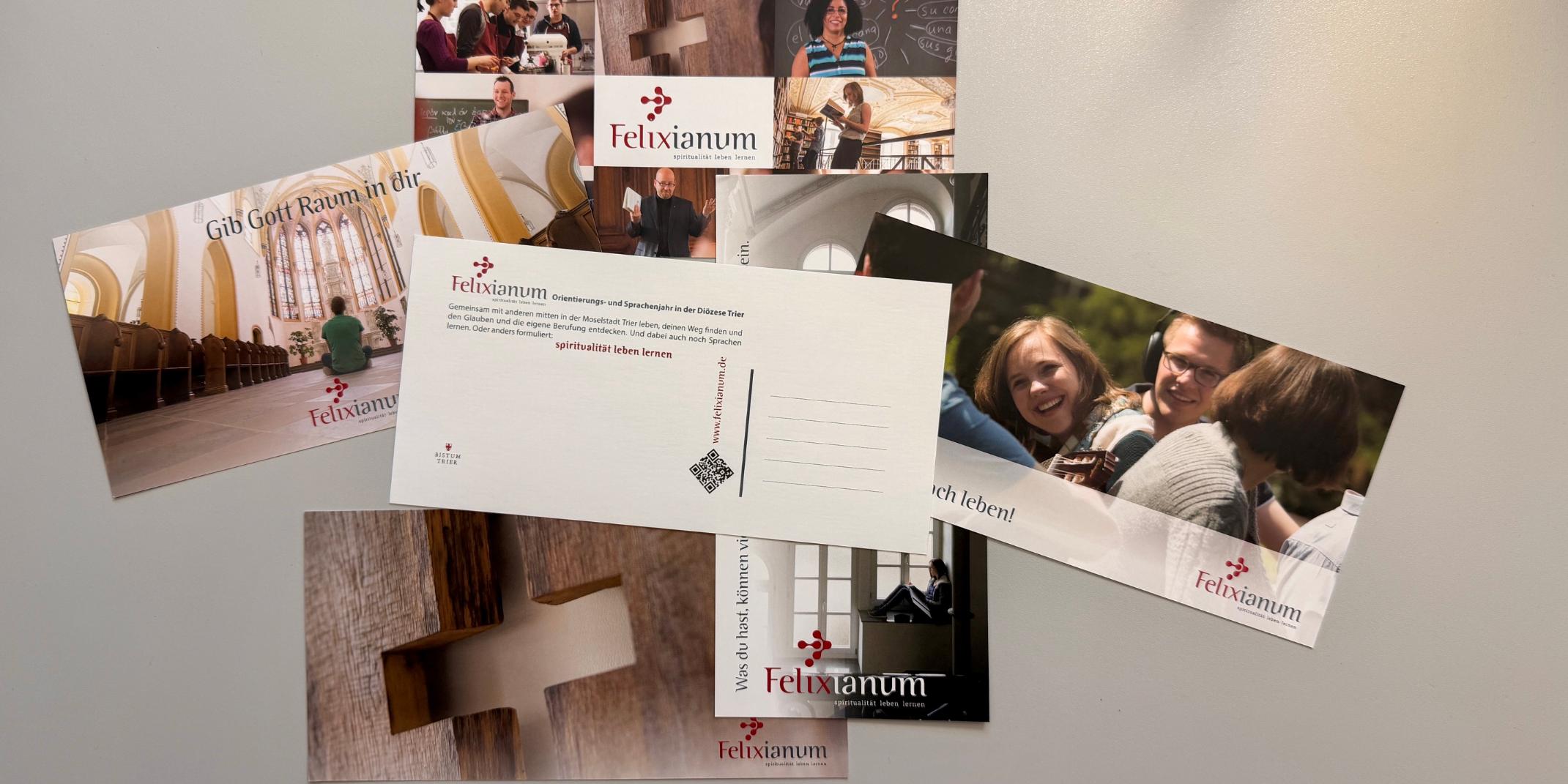 Postkarten des Felixianum mit einem QR-Code liegen auf einem Tisch