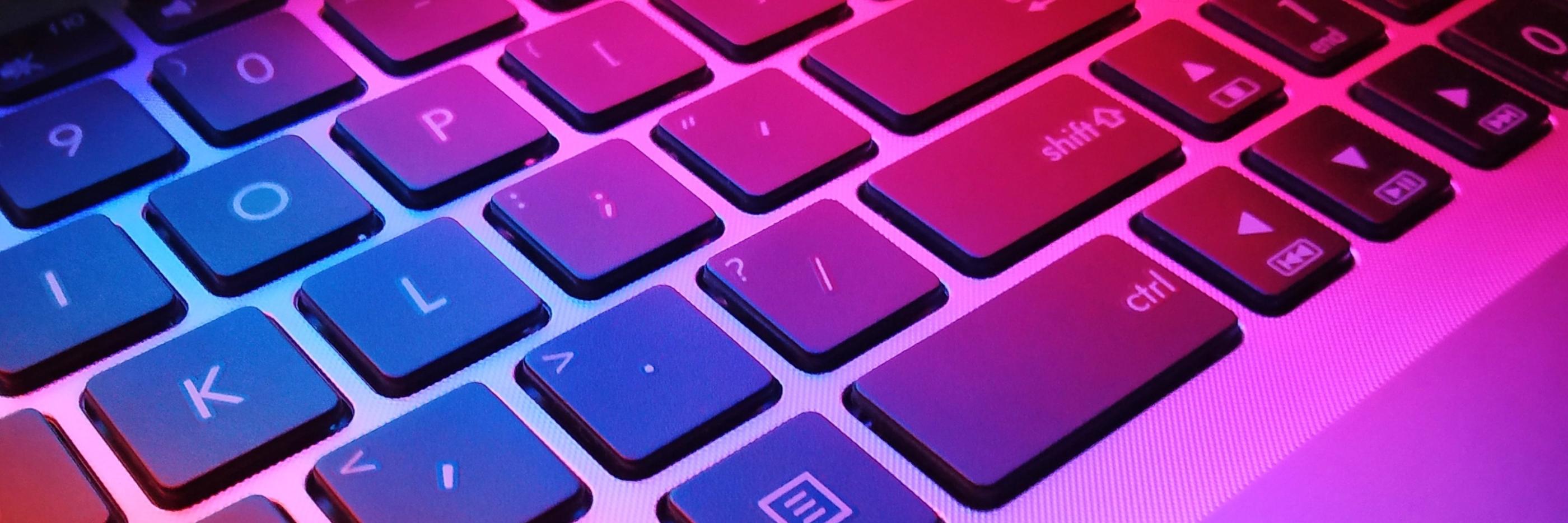Man sieht eine farbig beleuchtete Tastatur