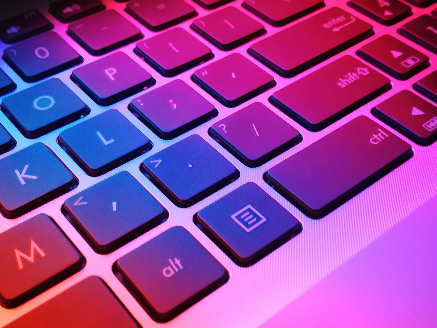 Man sieht eine farbig beleuchtete Tastatur