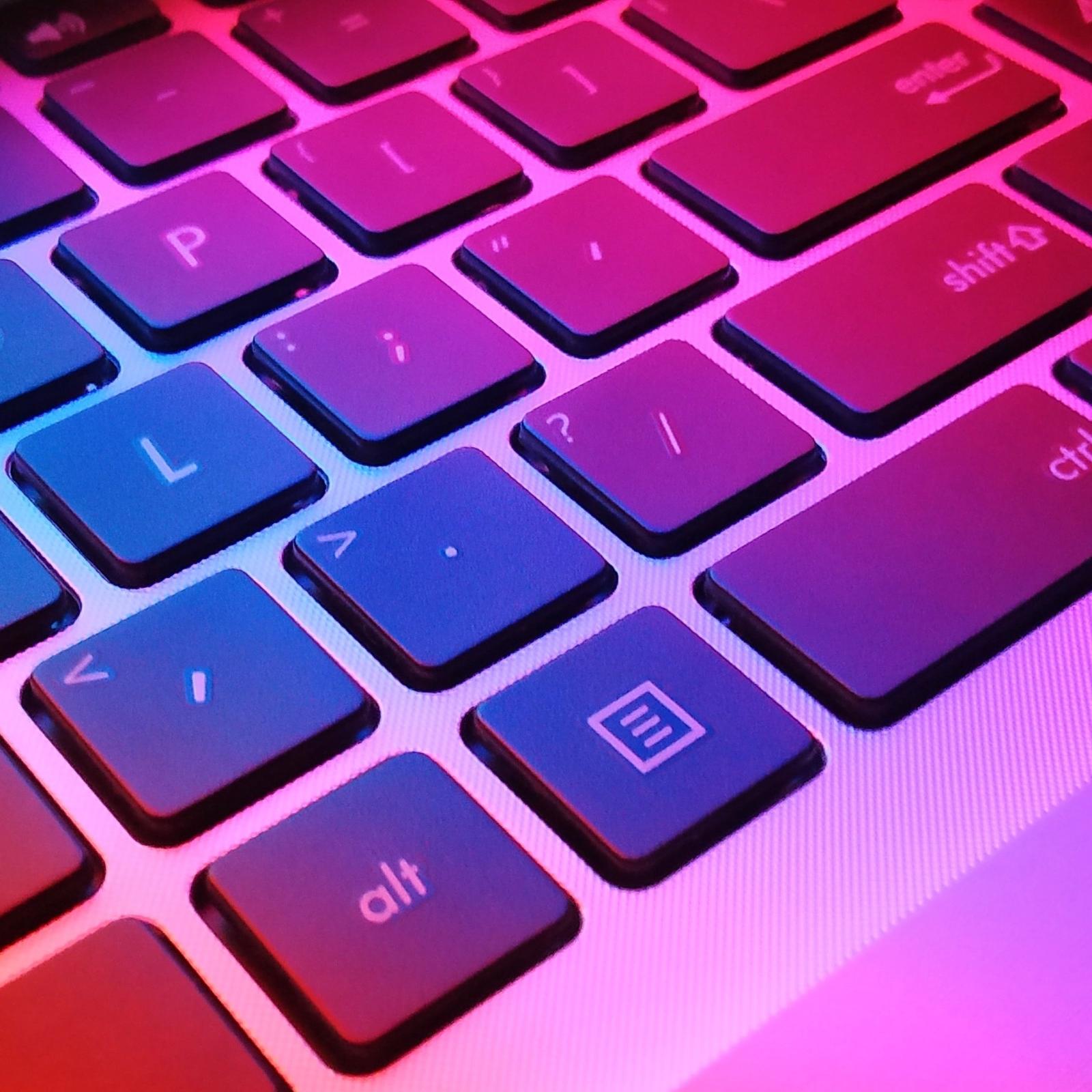 Man sieht eine farbig beleuchtete Tastatur