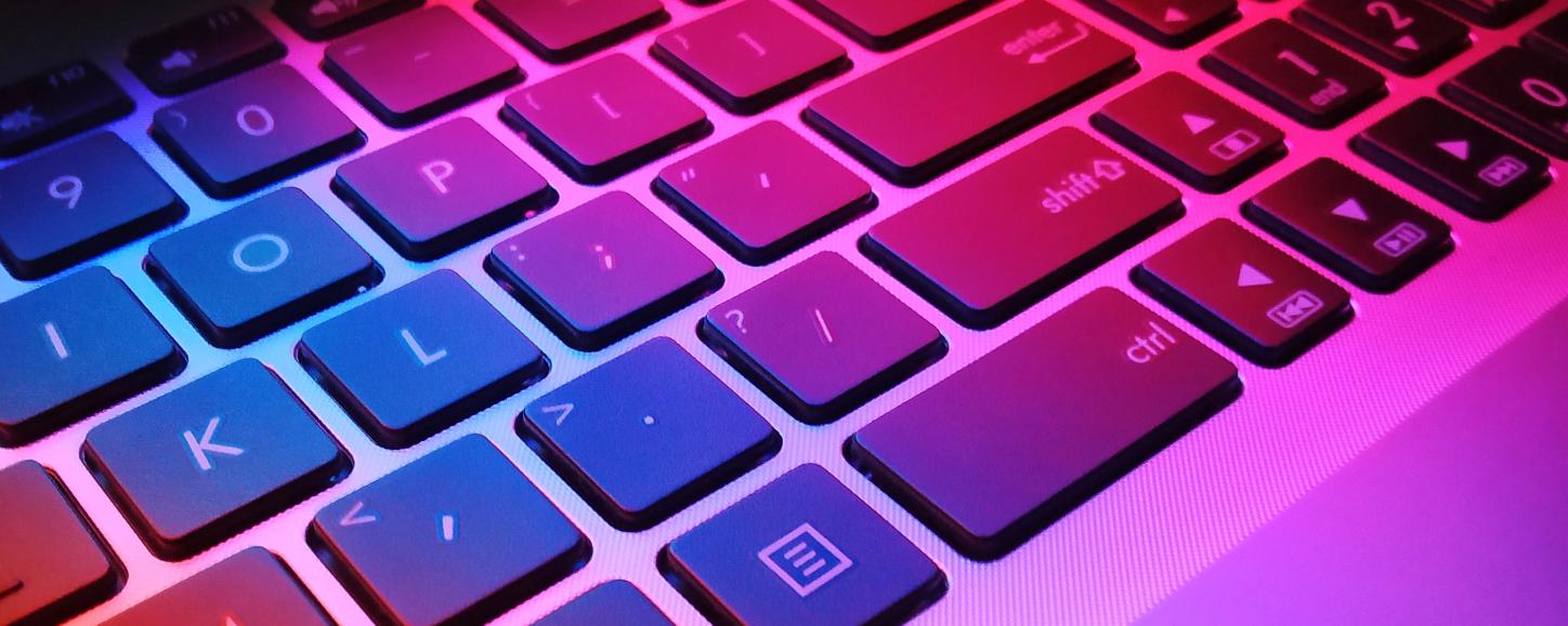 Man sieht eine farbig beleuchtete Tastatur