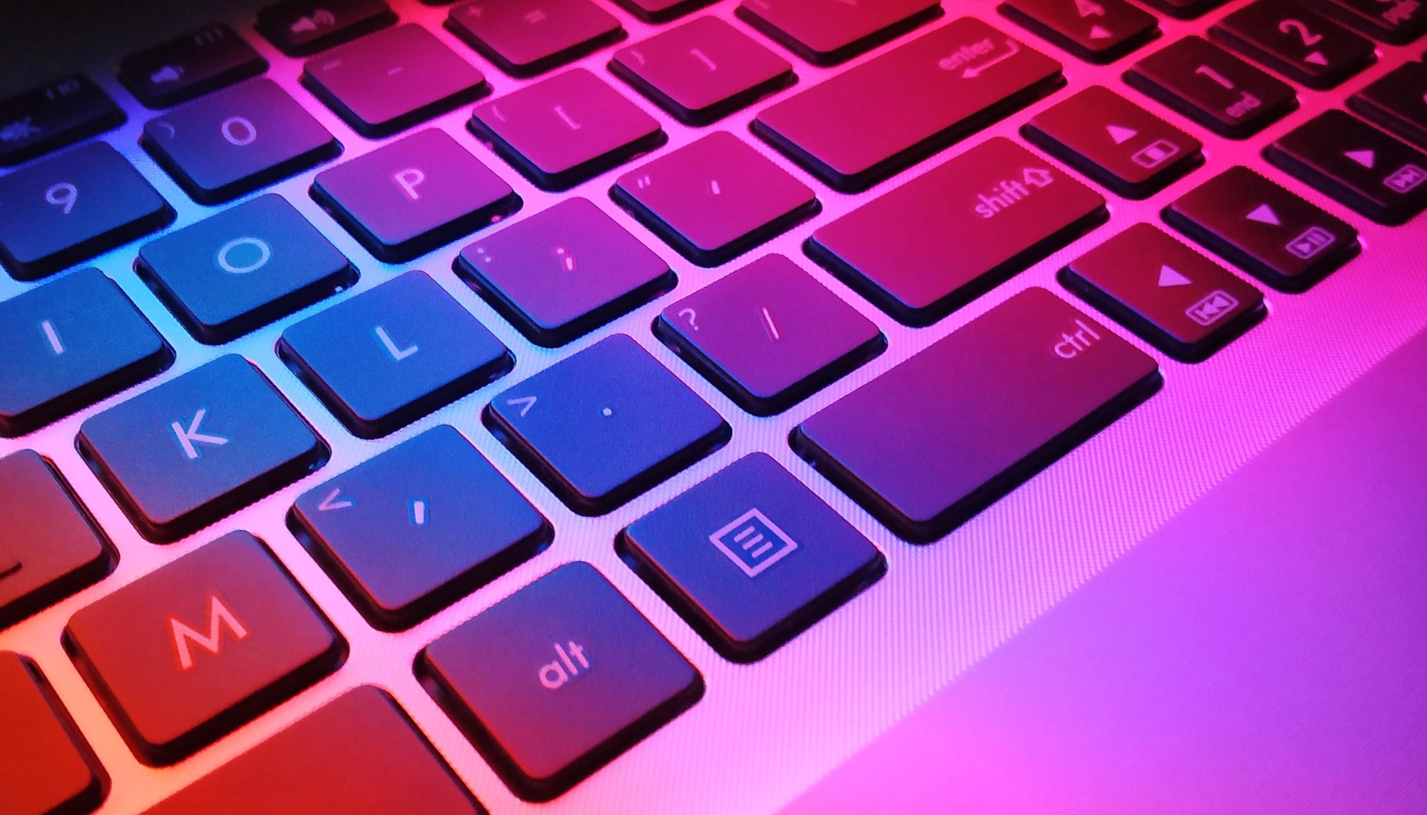 Man sieht eine farbig beleuchtete Tastatur