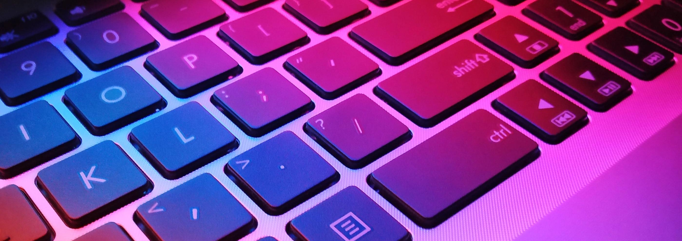 Man sieht eine farbig beleuchtete Tastatur