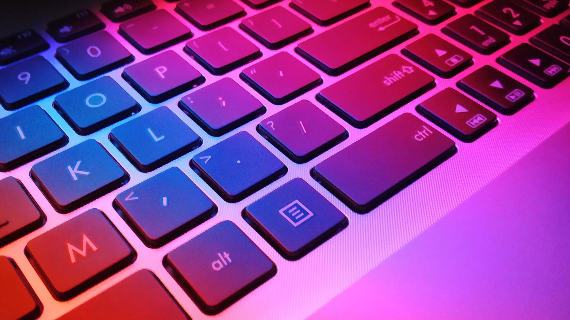 Man sieht eine farbig beleuchtete Tastatur