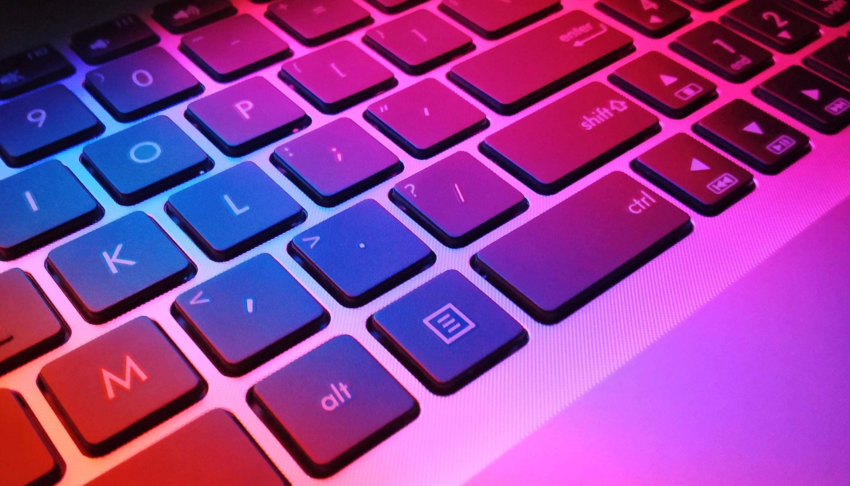 Man sieht eine farbig beleuchtete Tastatur