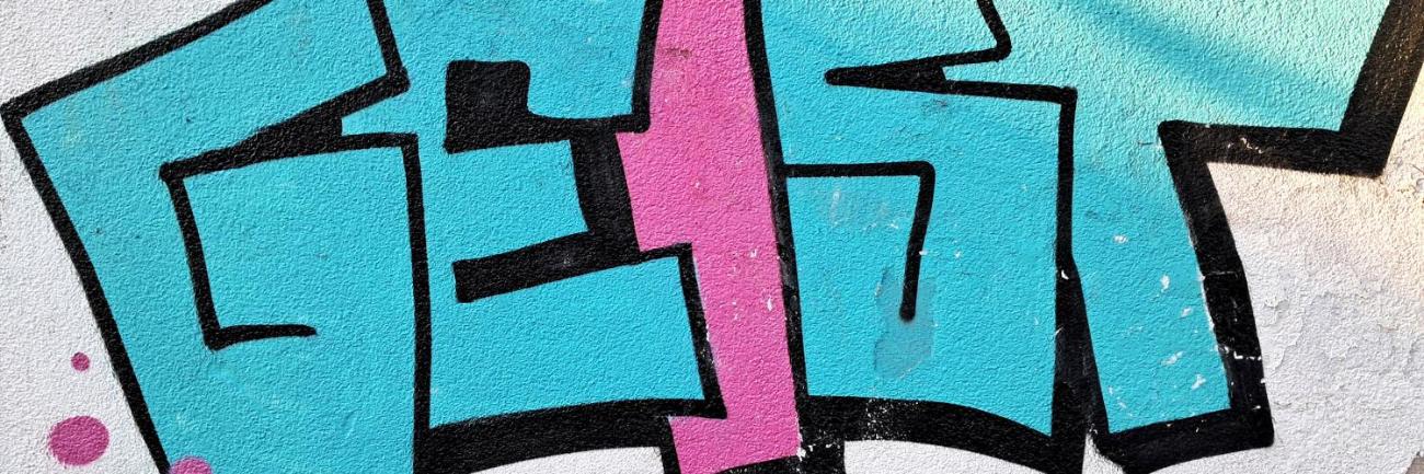 093305_geist_by_peter_weidemann_pfarrbriefservice (c) Bild: Peter Weidemann In: Pfarrbriefservice.de Buntes Graffiti mit dem Wort 'GEIST' in Blau und Rosa auf einer weißen Wand.