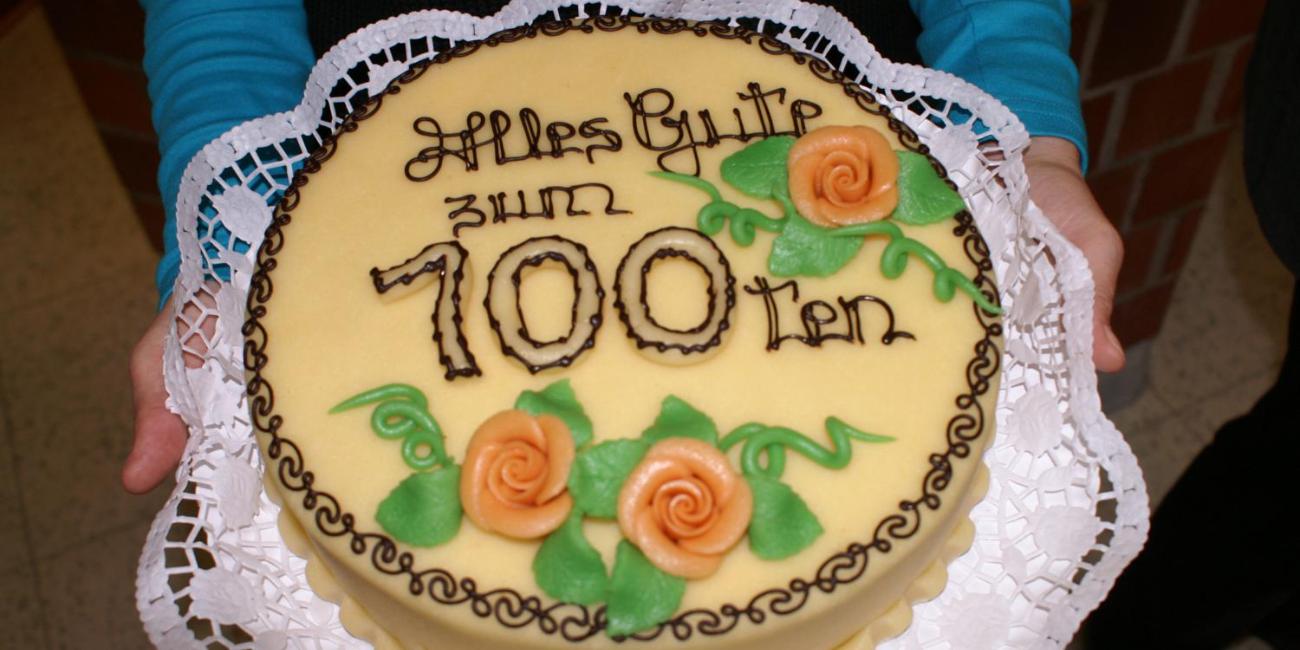 Eine Torte mit der Aufschrift 100