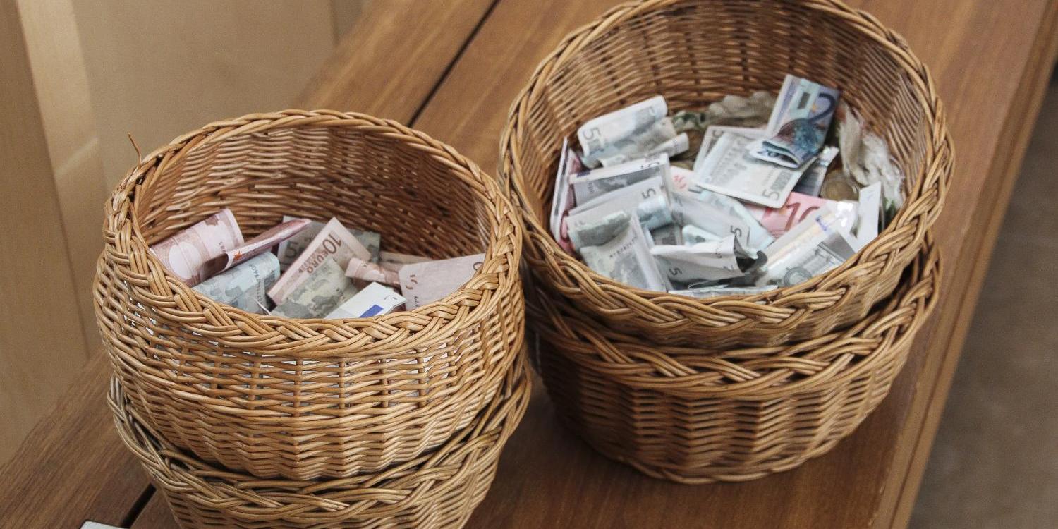 Zwei Körbe mit Geld. (c) Bild: Bernhard Riedl In: Pfarrbriefservice.de Zwei Körbe mit Geld.