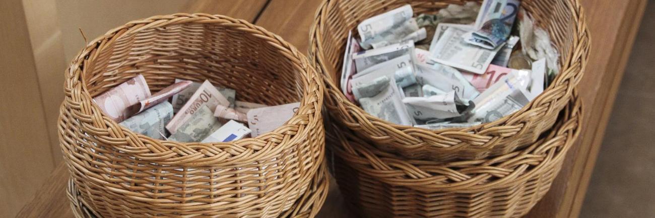 Zwei Körbe mit Geld.