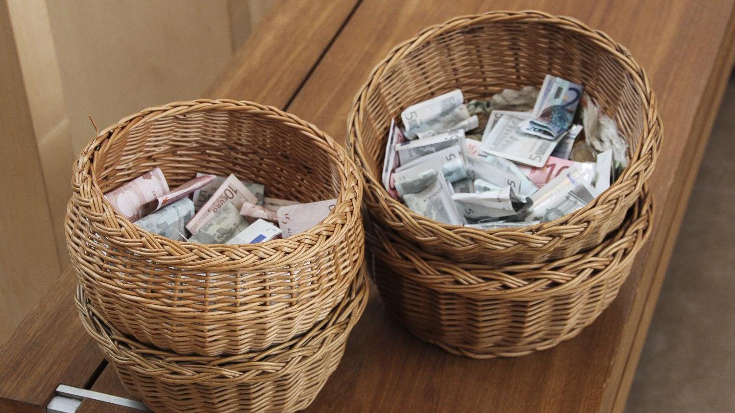 Zwei Körbe mit Geld.
