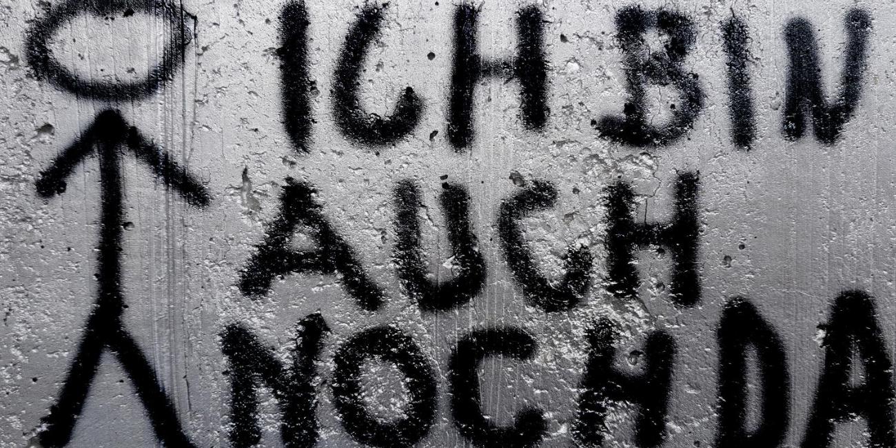 171516_ich_bin_auch_noch_da_II_by_peter_weidemann_pfarrbriefservice (c) Bild: Peter Weidemann In: Pfarrbriefservice.de Eine Graffiti mit dem Text 'Ich bin auch noch da'