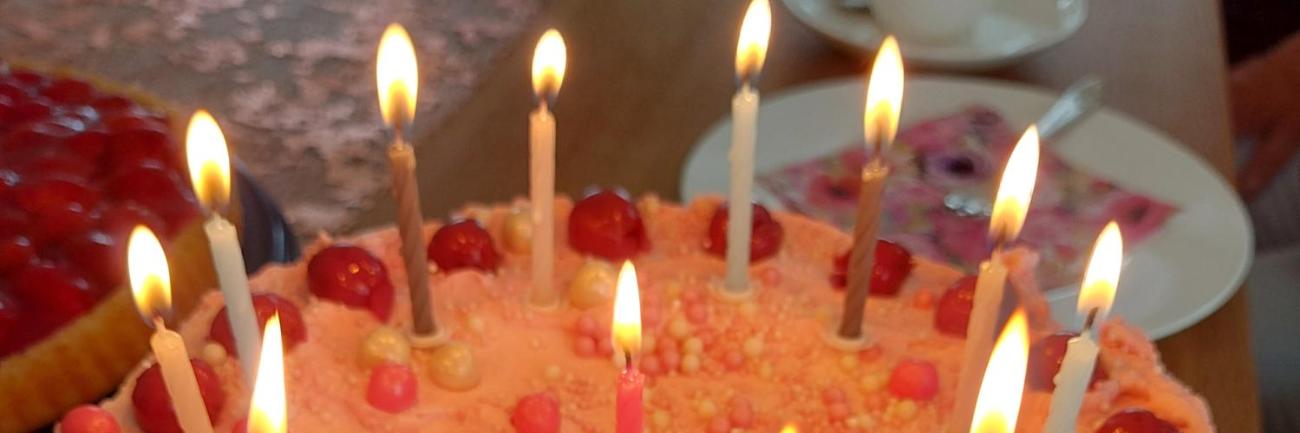 Ein Geburtstagskuchen mit Kerzen dekoriert