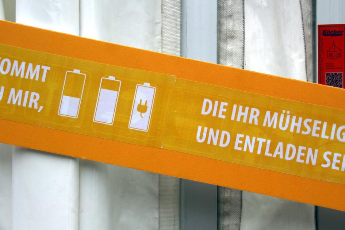 Ein Schild wirbt für eine Handy-Ladestation