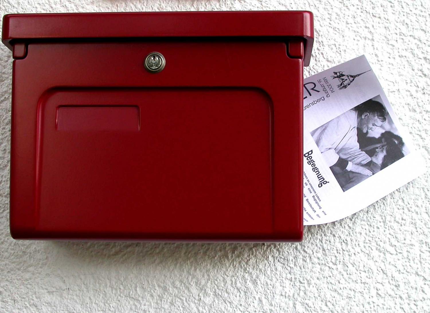 Ein Pfarrbrief steckt im Briefkasten