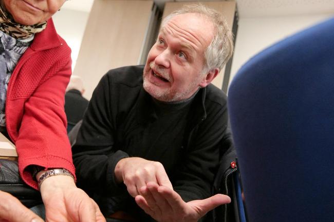 Ein Mann diskutiert sehr emotional.