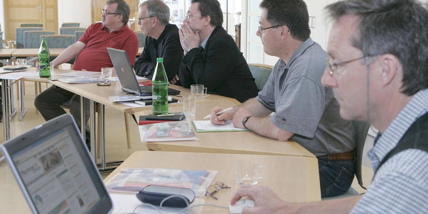 Männer sitzen mit ihren Laptops an einem Tisch (c) Bild: Anouk Antony / Luxemburger Wort In: Pfarrbriefservice.de Männer sitzen mit ihren Laptops an einem Tisch