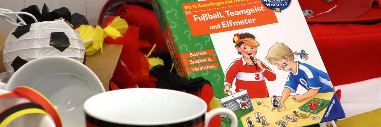 Auf einem Tisch Fan-Artikel zum Fußball