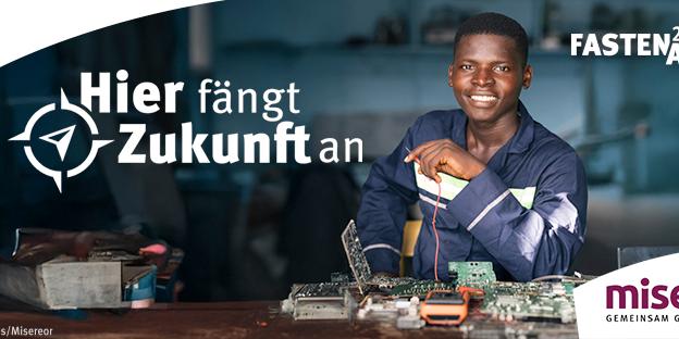 Ein Mann arbeitet in der Elektriker-Werkstatt