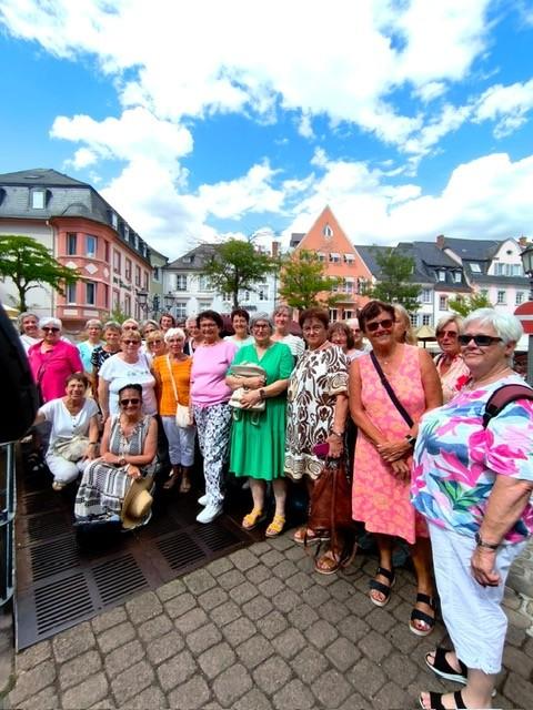 Eine Gruppe von Frau hat sich für ein Foto in der Stadt Saarburg aufgestellt