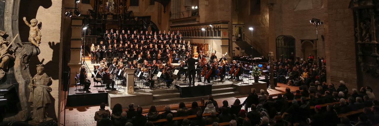 Der Trierer Domchor und ein Orchster haben sich im Dom für ein Konzert aufgestellt.