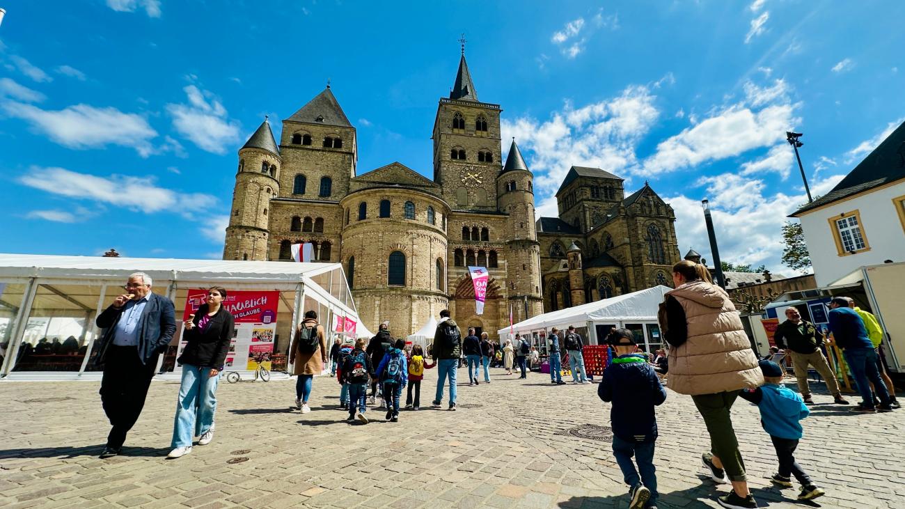 Blick auf den Domfreihof und den Dom in Trier