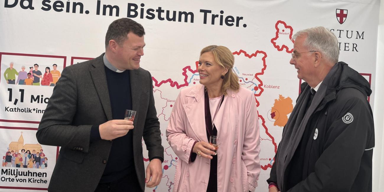 Bundestagspräsidentin Julia Klöckner, die aus dem Bistum Trier stammt, im Gespräch mit Weihbischof Jörg Michel Peters (re.) und Generalvikar Tim Sturm.