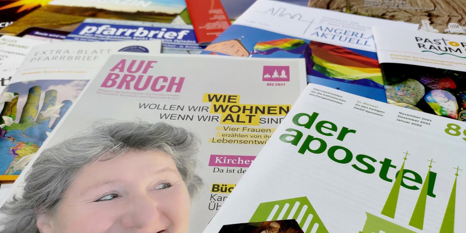 Ein Stapel mit gedruckten Pfarrbriefen