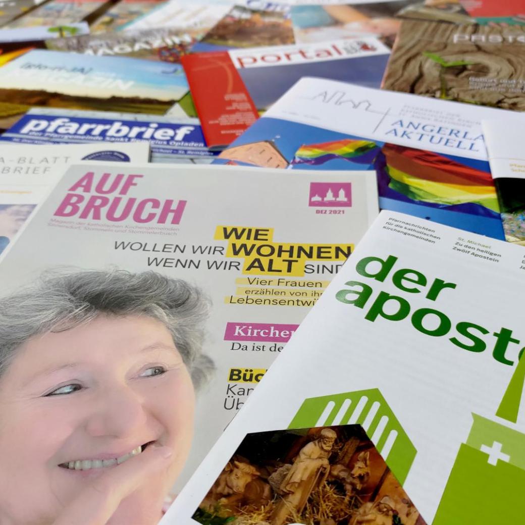 Ein Stapel mit gedruckten Pfarrbriefen