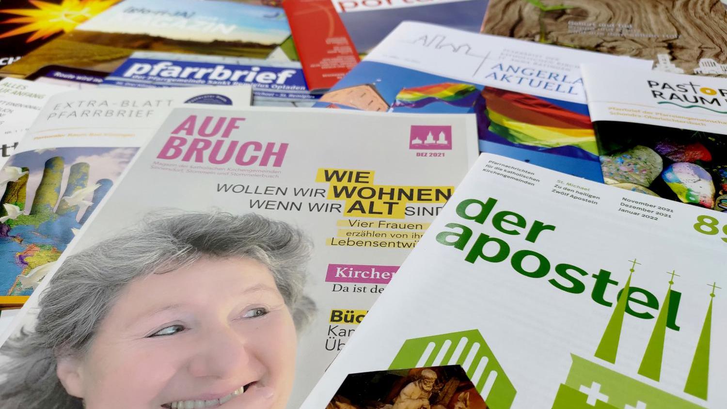 Ein Stapel mit gedruckten Pfarrbriefen