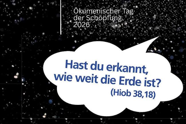 Comicfigur betrachtet Erdkugel vor Sternenhimmel, Sprechblase mit Bibelzitat