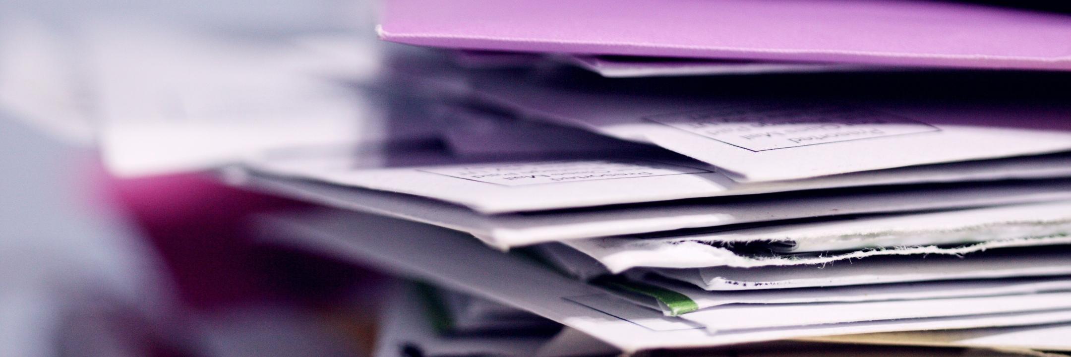 Ein Stapel gedruckter Papiere