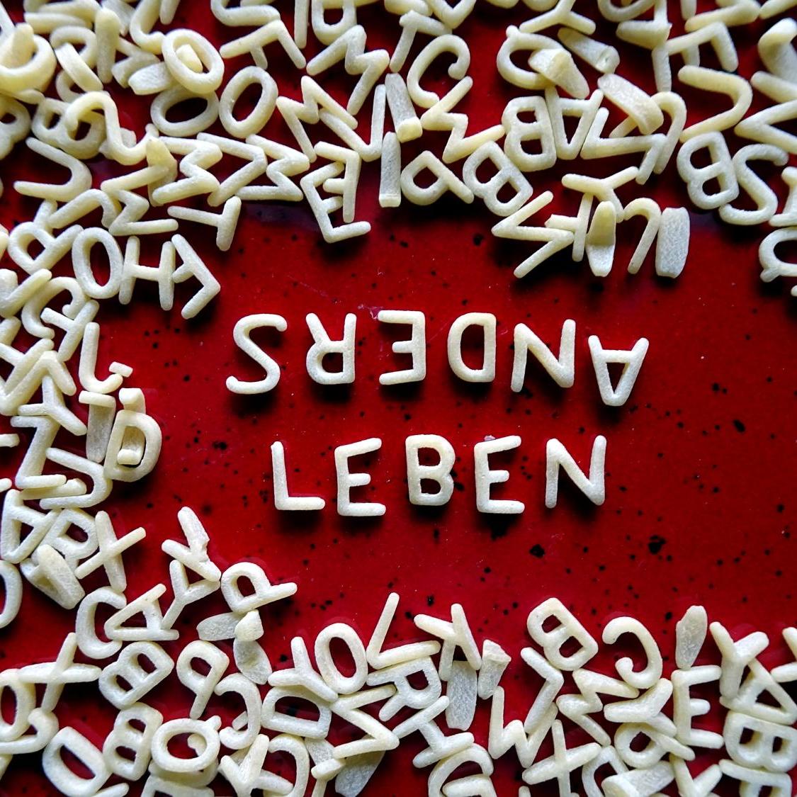 Buchstabennudeln bilden die Worte 'Anders leben'