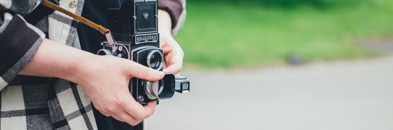 Jemand bedient einen Fotoapparat