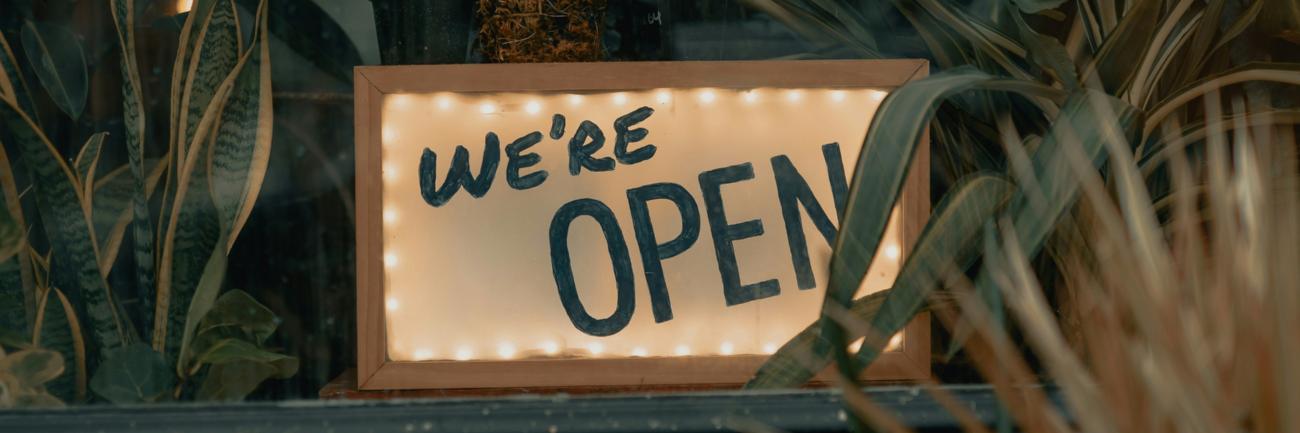 Ein Schild auf dem steht: 'We're open.'
