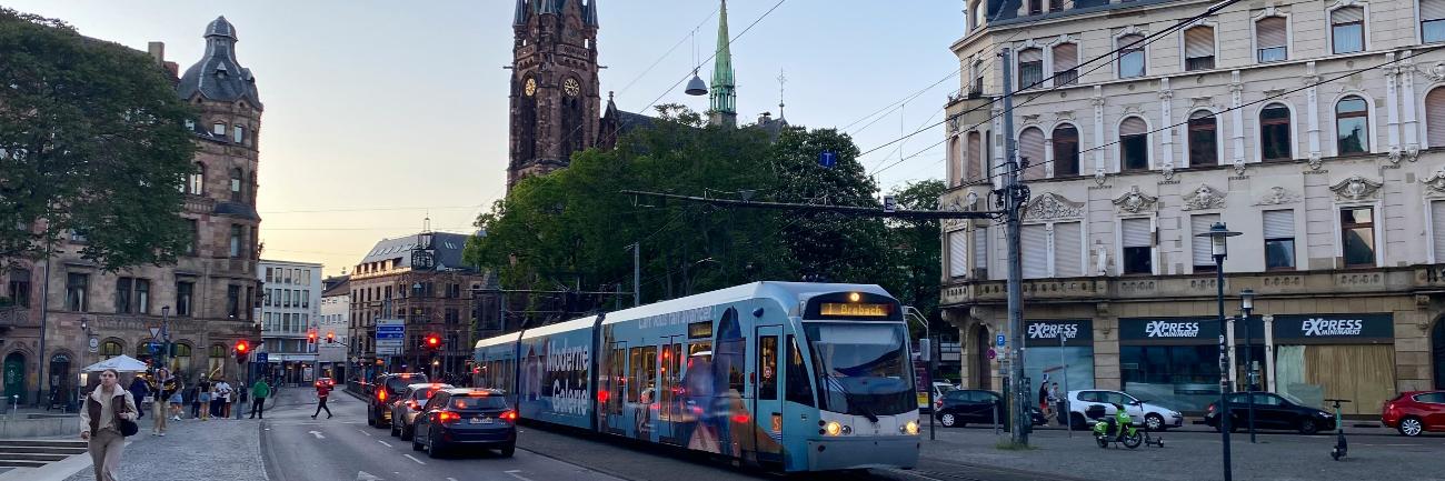 Eine Straßenbahn fährt durch Saarbrücken