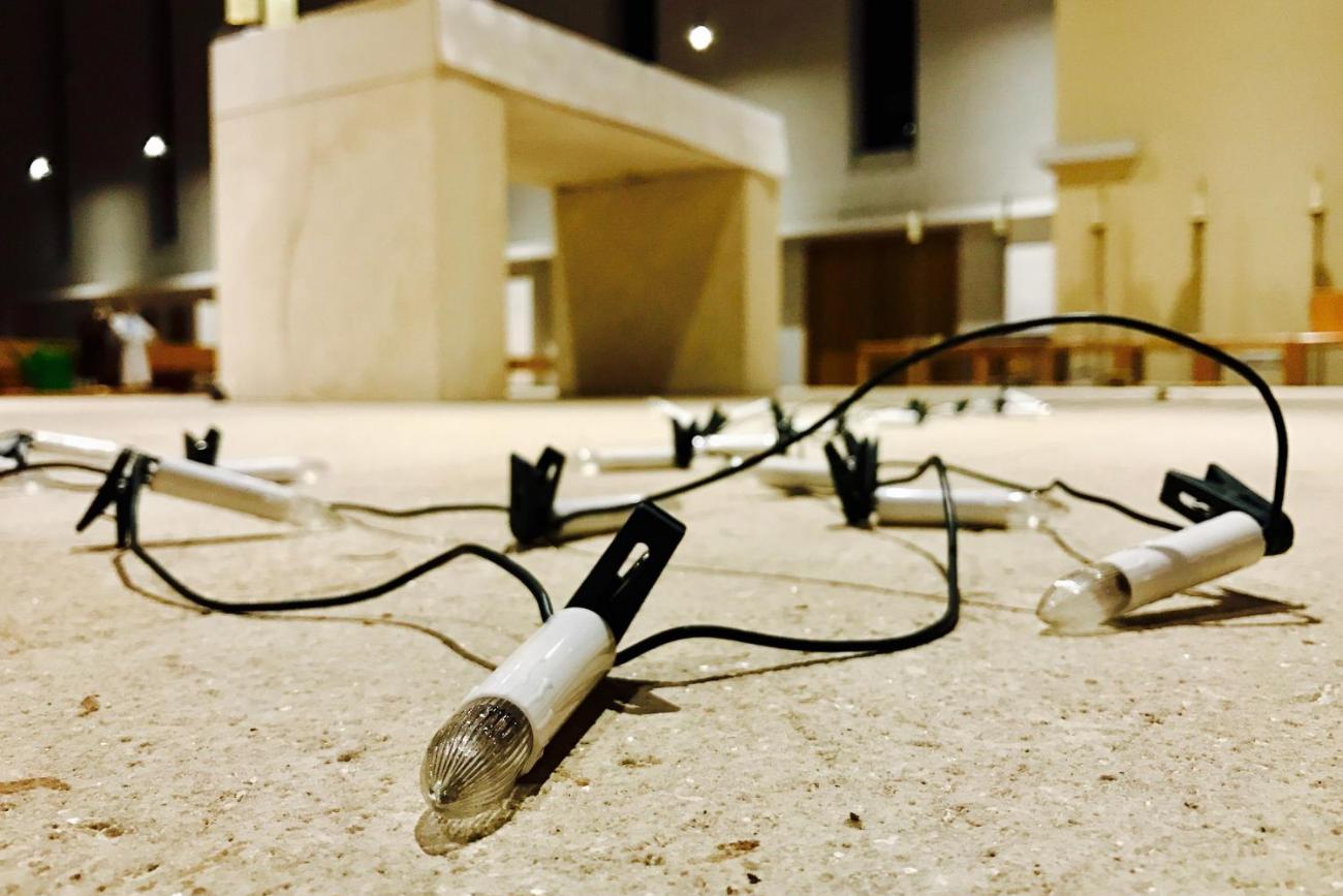 Eine Lichterkette liegt vor einem Altar