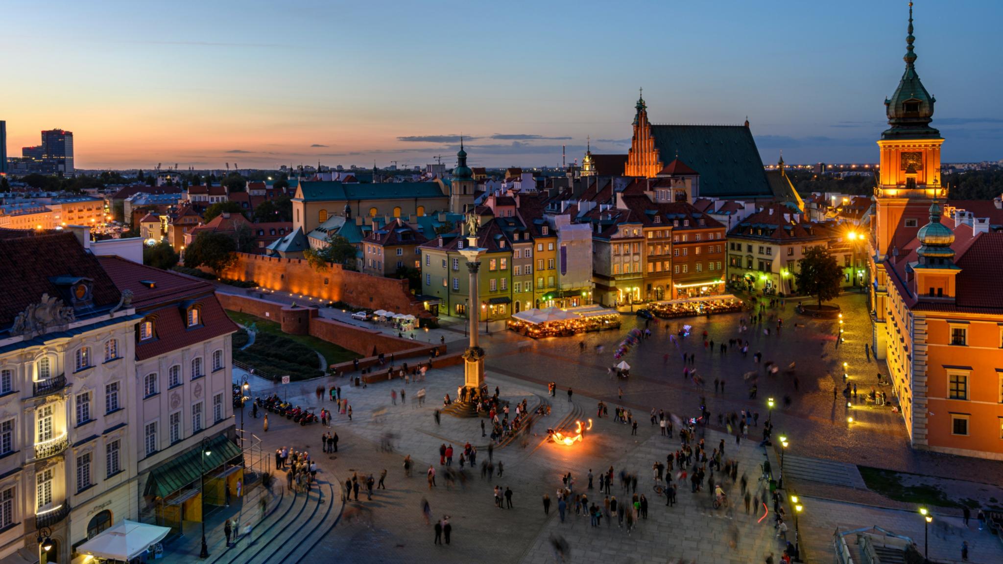 Eine Luftaufnahme einer Stadt bei Nacht.