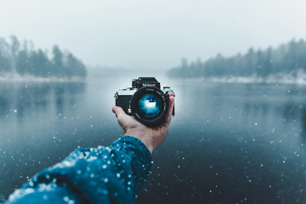 Person, die Selfie mit Nikon Kamera macht.