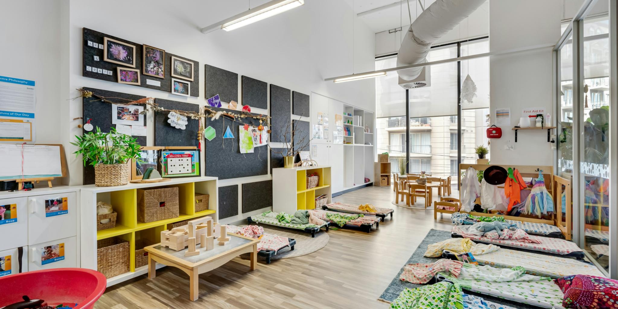 Ein Raum eines Kindergartens mit vielen Möbeln und vielen Fenster. (c) Lisa Anna auf Unsplash Ein Raum eines Kindergartens mit vielen Möbeln und vielen Fenster.
