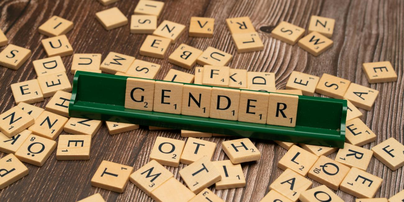 Ein Scrabble-Spiel mit dem Wort Gender