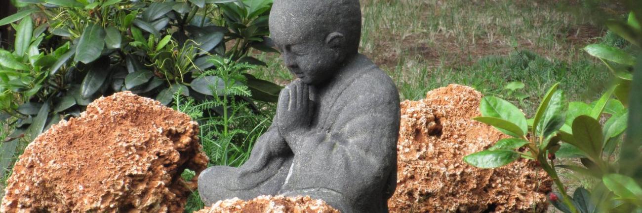 meditation_by_Gaby_Bessen_pfarrbriefservice (c) Bild: Gaby Bessen In: Pfarrbriefservice.de Die Steinfigur einen meditierenden Mönches