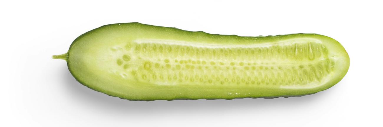 Eine aufgeschnittene Salatgurke