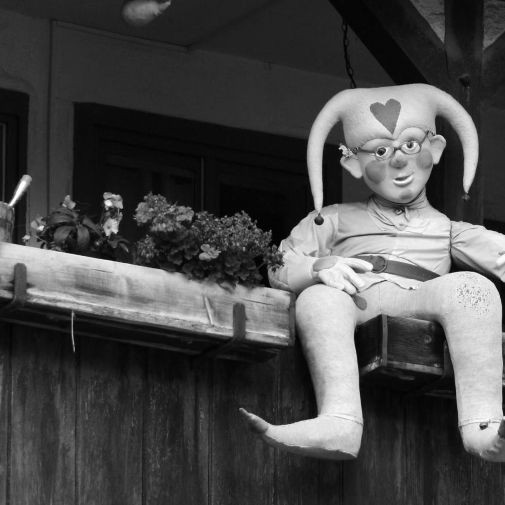 Ein Narr lässt auch einmal die Beine baumeln