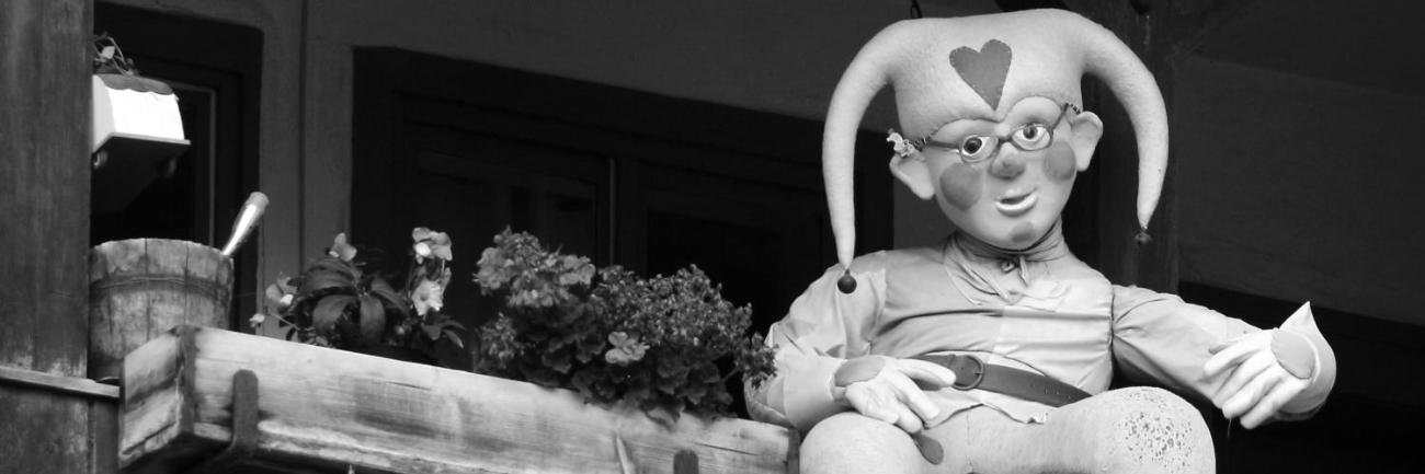 Ein Narr lässt auch einmal die Beine baumeln