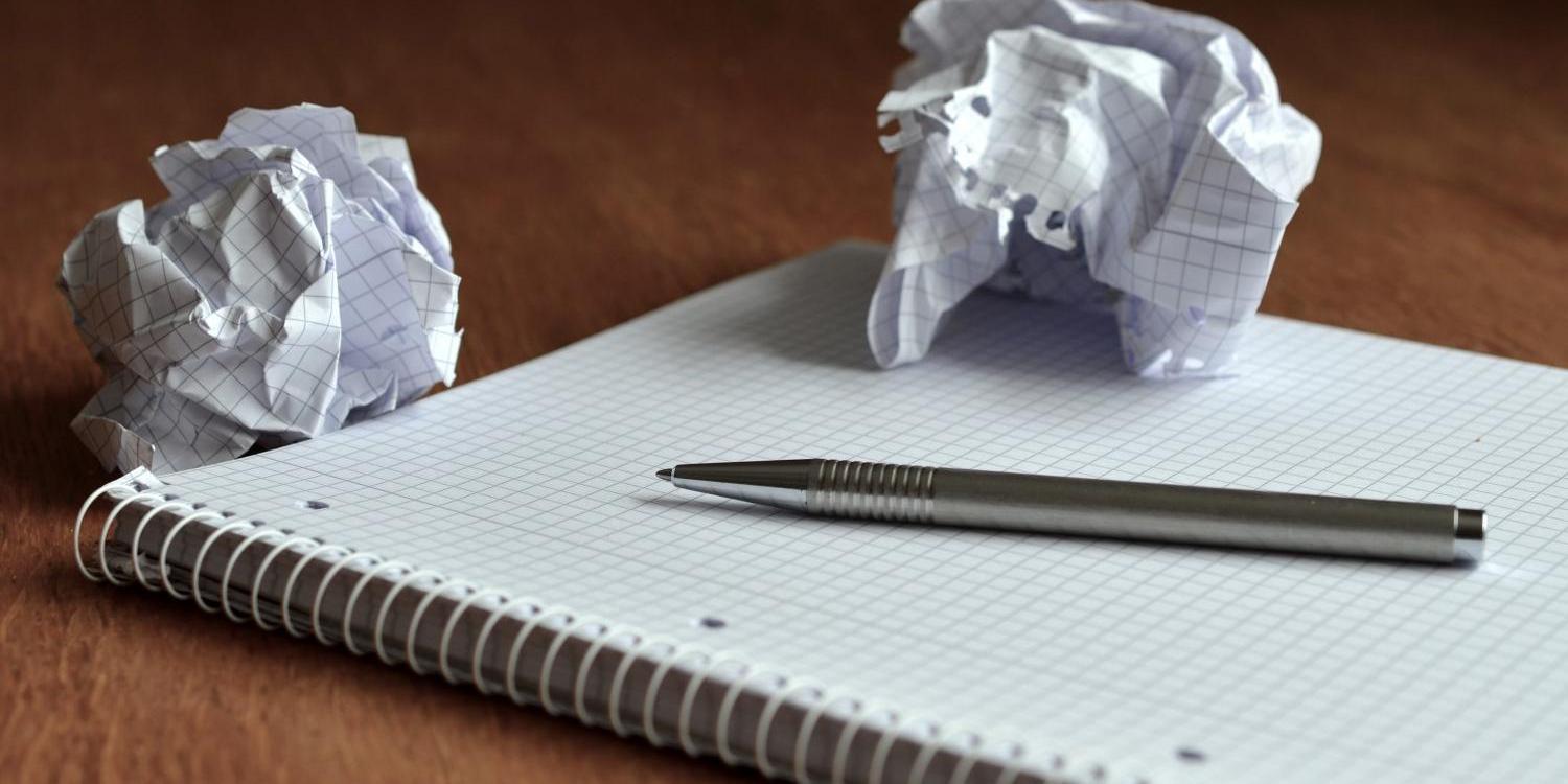 Ein Block mit einem Stift und zwei zerknüllten Blättern Papier (c) congerdesign / cc0 – gemeinfrei / Quelle: pixabay.com Ein Block mit einem Stift und zwei zerknüllten Blättern Papier