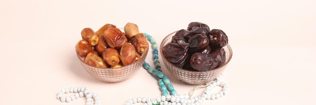 Auf einem Tisch stehen zwei Schalen mit gedörtem Obst.