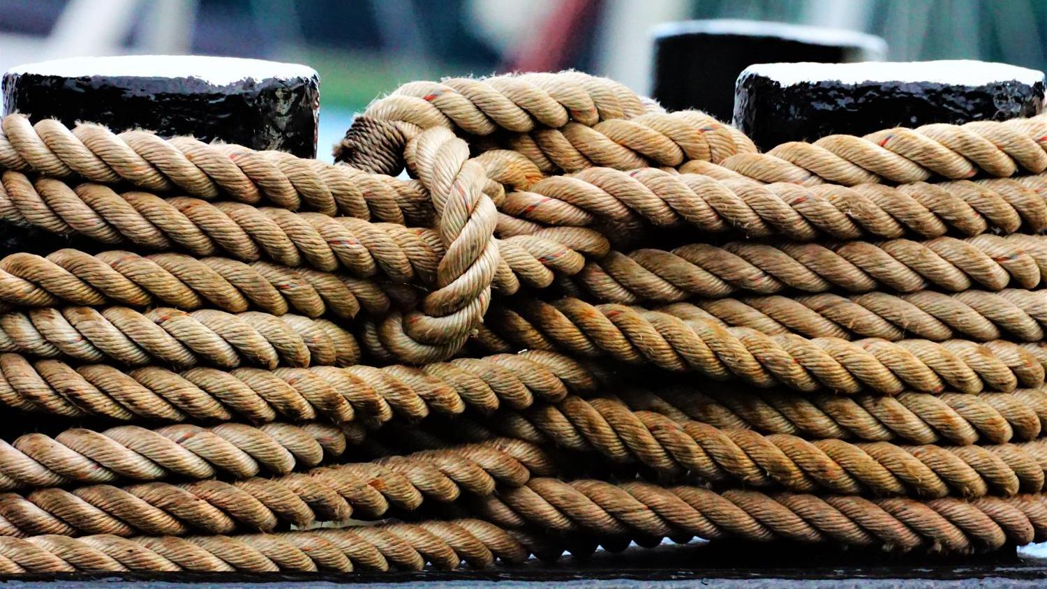 Tauen, die um einen Pfosten geschlungen sind