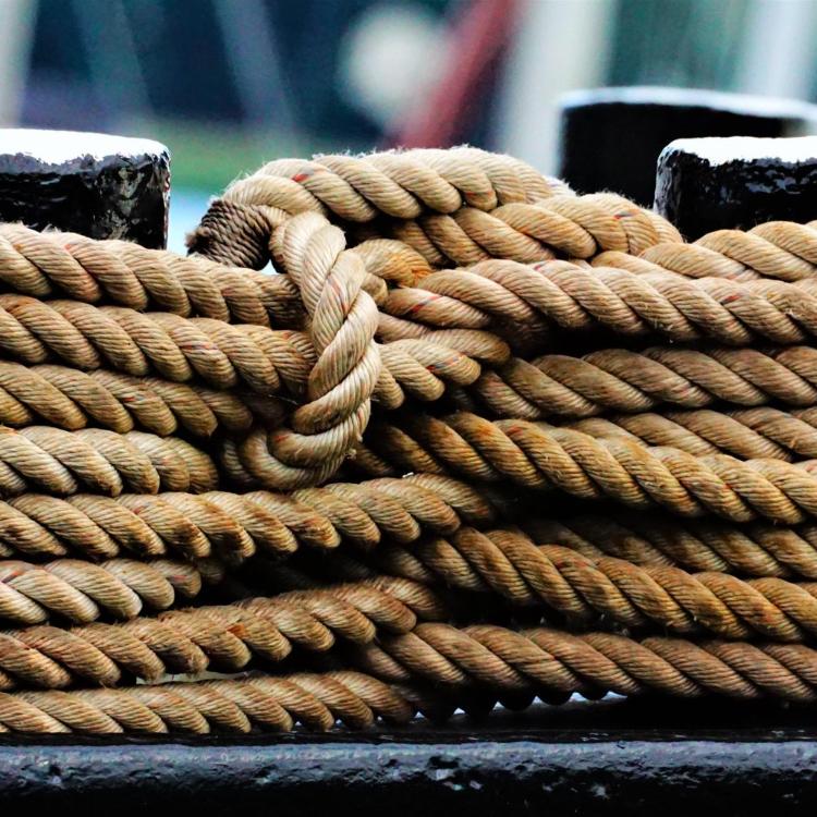 Tauen, die um einen Pfosten geschlungen sind