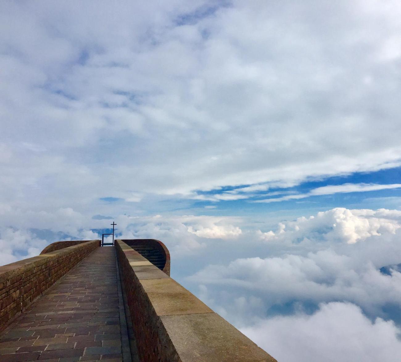 Eine Treppe, die in die Wolken zu führen scheint